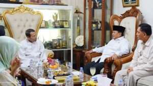 Menteri Pertahanan Prabowo Subianto menjalin silaturahmi dengan Habib Muhammad Luthfi bin Ali bin Yahya, atau yang lebih dikenal dengan nama Habib Luthfi, di Pekalongan pada Jumat (19/5/). (Dok. Kemenhan)