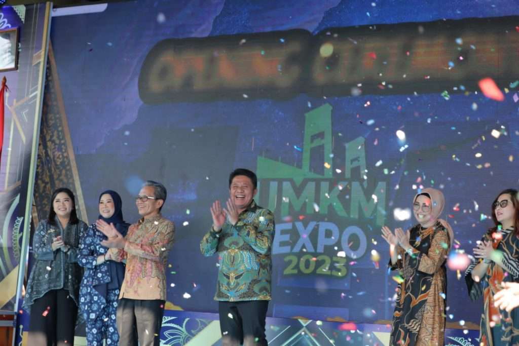 Gubernur Sumatera Selatan H Herman Deru membuka UMKM Expo 2023 di Halaman Kantor DPRD Prov Sumsel, Sabtu (13/5/2023).