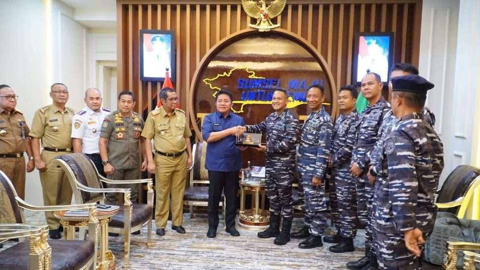 Gubernur Sumsel H. Herman Deru Menerima Danlanal Palembang Kolonel Laut (P) Sandy Kurniawan dalam Rangka Silaturahmi dan Perkenalan di Ruang Tamu Gubernur, Selasa (16/5/2023).