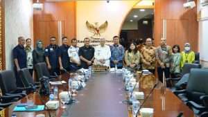 Wakil Gubernur (Wagub) Sumsel H Mawardi Yahya menerima audiensi rombongan Direktorat Koordinasi dan Supervisi (Korsup) Komisi Pemberantasan Korupsi (KPK) RI, tempat di Ruang Rapat Gubernur Sumsel, Kamis (11/5) siang. (Foto: Dok. Humas)