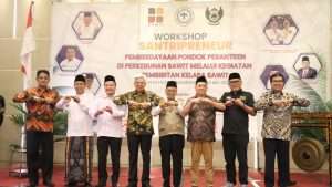 Wakil Gubernur Sumsel H. Mawardi Yahya menghadiri sekaligus membuka kegiatan Workshop Santripreneur Pemberdayaan Pondok Pesantren di Perkebunan Sawit Melalui Kegiatan Pembibitan Kelapa Sawit di Hotel The Alts, Jumat (12/5) sore. (Foto: Dok. Humas)