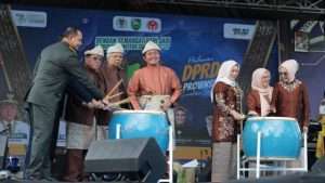 Gubernur Sumsel, H. Herman Deru (HD) didampingi Wakil Gubernur Sumatera Selatan, H. Mawardi Yahya (MY) menghadiri Penutupan UMKM EXPO 2023 di Halaman Kantor DPRD Prov. Sumsel yang telah dilaksanakan sejak tgl 13 s/d 15 Mei 2023 bertempat di Halaman Kantor DPRD Prov. Sumsel, Senin, (15/5/2023).