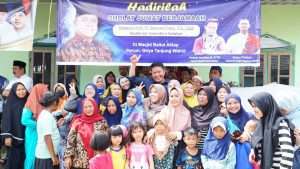 Semangat gotong royong dan swadaya masyarakat yang bermukim di Talang Kepuh Perumahan Tanjung Wahid Kecamatan Gandus Palembang dalam mengembangkan musholah menjadi Masjid mendapat apresiasi langsung dari Gubernur Sumsel H Herman Deru, Jumat (12/5). (Foto: Dok. Humas)