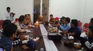 awak media mendatangi dan berkomunikasi dengan Kartika Yanti SH, MH, Sekda Kabupaten PALI, di kantor Inspektorat untuk berdiskusi secara langsung perihal tagihan Advetorial yang tak kunjung cair. (27/06/23). Foto : Dok. Ist.