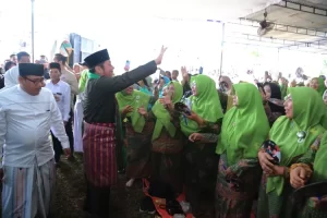 Gubernur Herman Deru mendapat antusiasme masayarakat saat meninjau pembangunan Musi Rawas (Dok. Humas Pemprov Sumsel)