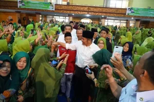 Gubernur Sumsel Herman Deru disambung hangat jamaah saat saat menghadiri peringatan Hari Lahir Muslimat Nahdlatul Ulama (NU) Ke 77 dan Ulang Tahun OKU Ekspres Ke-16, bertempat di Gedung Kesenian Kabupaten OKU (Dok. Humas Pemprov Sumsel)