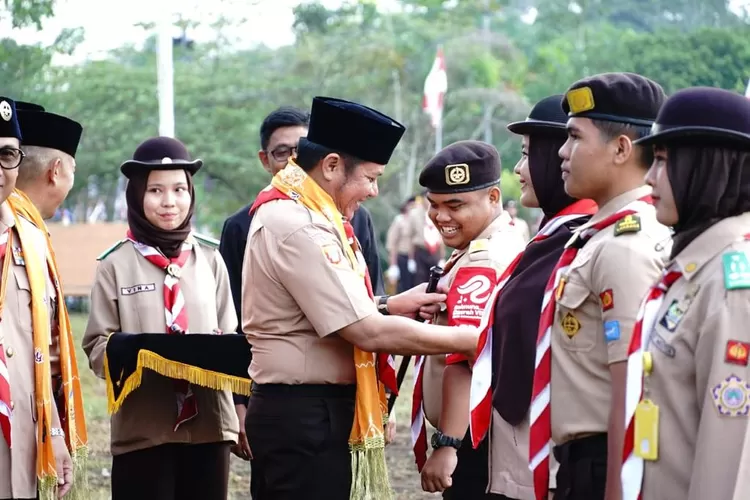 Gubernur Sumsel Herman Deru saat menyematkan lencana pada acara Pertemuan Pramuka Penegak dan Pramuka Pandega (Raimuna) Daerah ke VIII di Lapangan Utama Bumi Perkemahan Silampari Kota Lubuklinggau (Dok. Humas Pemprov Sumsel)