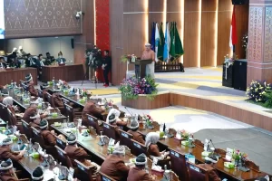 Gubernur Sumsel Herman Deru saat memberikan pidatonya pada sidang &nbsp;paripurna istimewa DPRD Provinsi Sumsel dalam rangka memperingati hari jadi Provinsi Sumsel ke-77 tahun 2023, di Gedung DPRD Provinsi Sumsel, &nbsp;Senin (15/5) pagi.&nbsp; (Dok. Humas Pemprov Sumsel)