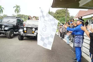 Gubernur Sumsel Herman Deru saat melepas rombongan peserta Jeepers Indonesia Meet and Greet di Kota Palembang, bertempat di halaman Griya Agung (Dok. Humas Pemprov Sumsel)