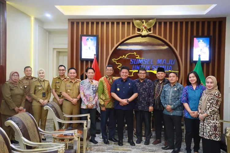 Gubernur Sumsel Herman Deru saat menerima rombongan KPID Sumatera Selatan (Dok. Humas Pemprov Sumsel)