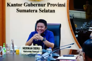 Gubernur Sumsel Herman Deru menerima penghargaan sebagai Tokoh Kepemimpinan Kearsipan Bidang Kelembagaan dan Pengembangan Kader Kearsipan pada Tingkat Desa (Dok. Humas Pemprov Sumsel)