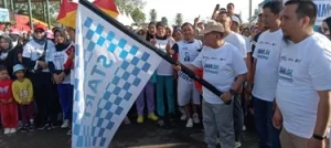 Wabup PALI Drs Soemarjono melepas peserta Jalan Sehat Bersama BUMN, di Bumi Serepat Serasan, Minggu (5/3/2023).