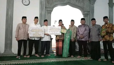 Bupati PALI Drs Ir Heri Amalindo., MM., memberikan bantuan untuk pembangunan Masjid Al Firdaus senilai Rp20.000.000, Jum'at (31/3/2023)